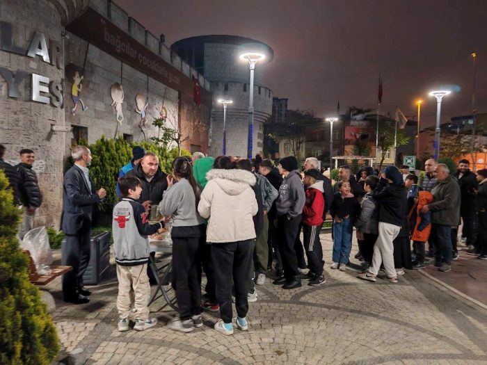 Menschen sammeln in einer Verteilstelle für Lebensmittel.