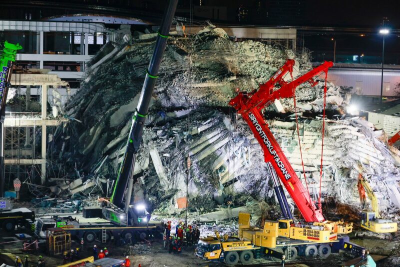 Auch in Bangkok dauern die Sucharbeiten an.