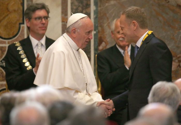 Dem Papst wird vom damaligen EU-Ratspräsidenten Donald Tusk im Vatikan der Internationale Karlspreis der Stadt Aachen verliehen. (Archivbild)