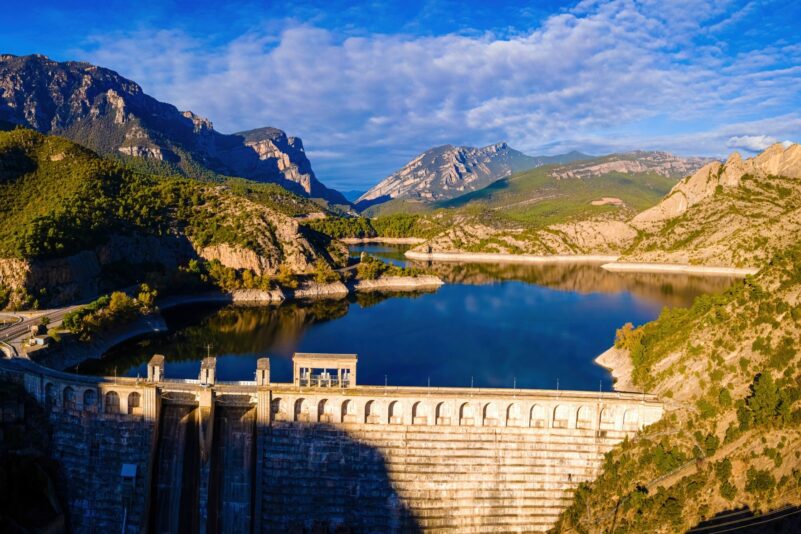 Wasserkraftwerke sind schwarzstartfähig.