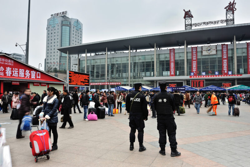 China: Regierung in Panik – verzögerte Reaktion der Polizei auf Anti-KP-Banner