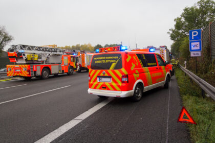 Autobahn nahe Hannover: Lastwagen fährt auf Reisebus – sechs Verletzte