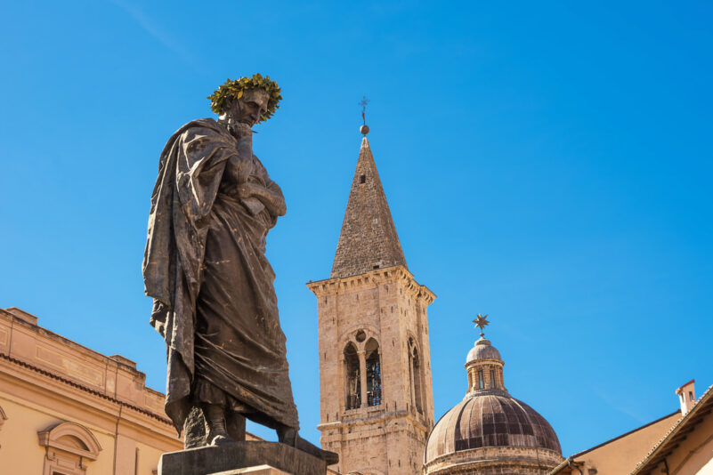 Statue des Ovid in Sulmona, Italien