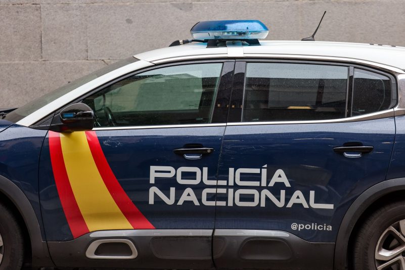 Spanische Polizisten haben drei Kinder befreit, die von ihren deutschen Eltern jahrelang zu Hause in der nordspanischen Stadt Oviedo eingesperrt worden waren. (Symbolbild)
