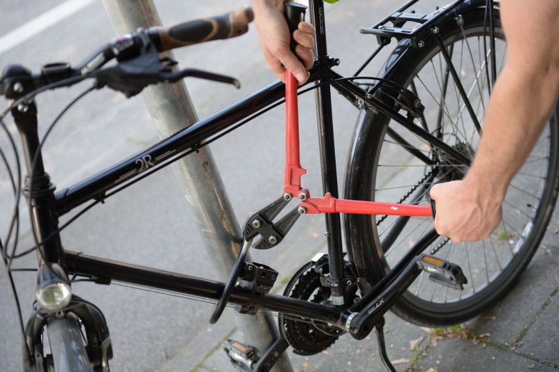 Nur eben schnell abgestellt - und zack, kann das Fahrrad weg sein. Laut den Versicherern haben Diebe ihre Strategie verändert. (Symbolbild)