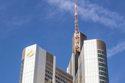 Kartellamt genehmigt UniCredit Erwerb von knapp 30 Prozent Commerzbank-Anteilen