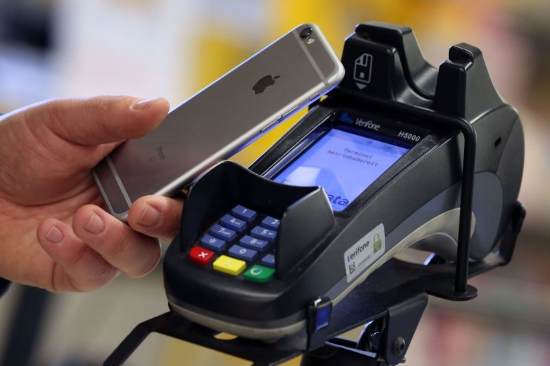 Smartphone oder Karte statt Schein und Münze: Viele bevorzugen bargeldlose Bezahlmethoden (Symbolbild)