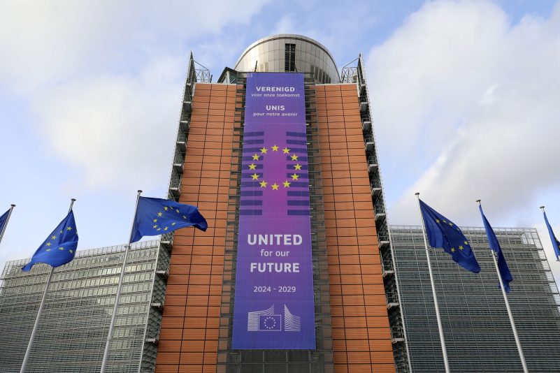 Die EU-Kommission verhängt Strafen gegen Apple und Meta. (Archivbild)