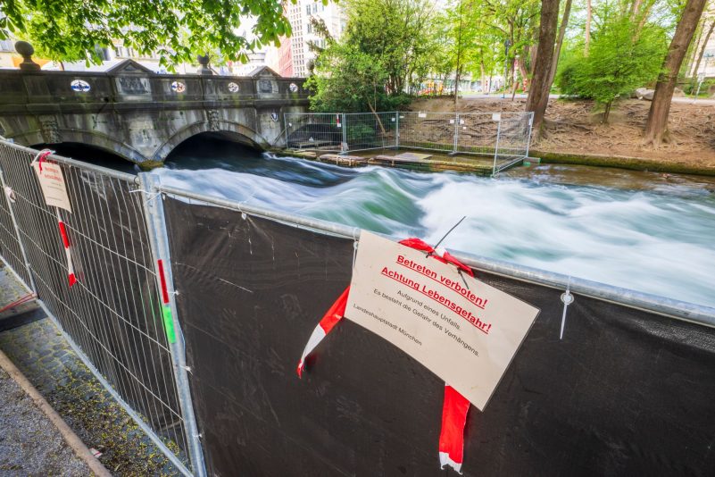Nach einem schweren Surfunfall erwägen die Behörden, zur Ermittlung der Unglücksursache die Münchner Eisbachwelle zeitweise trockenzulegen.