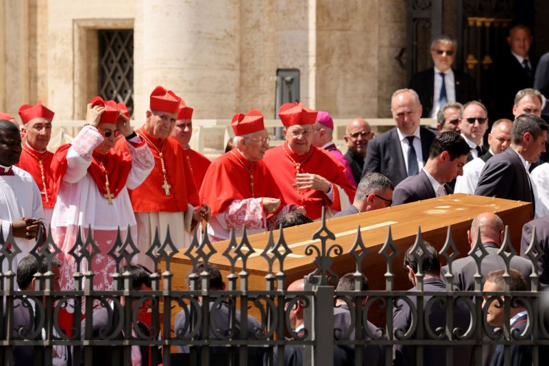 Der Sarg von Papst Franziskus wird in die Kirche Santa Maria Maggiore getragen.