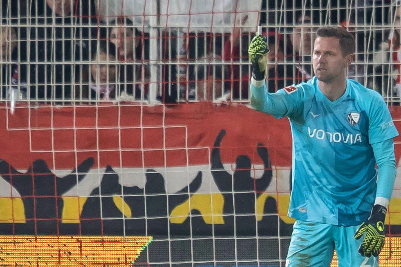 Bochums Keeper Patrick Drewes hält das Feuerzeug hoch, das ihn getroffen hat.