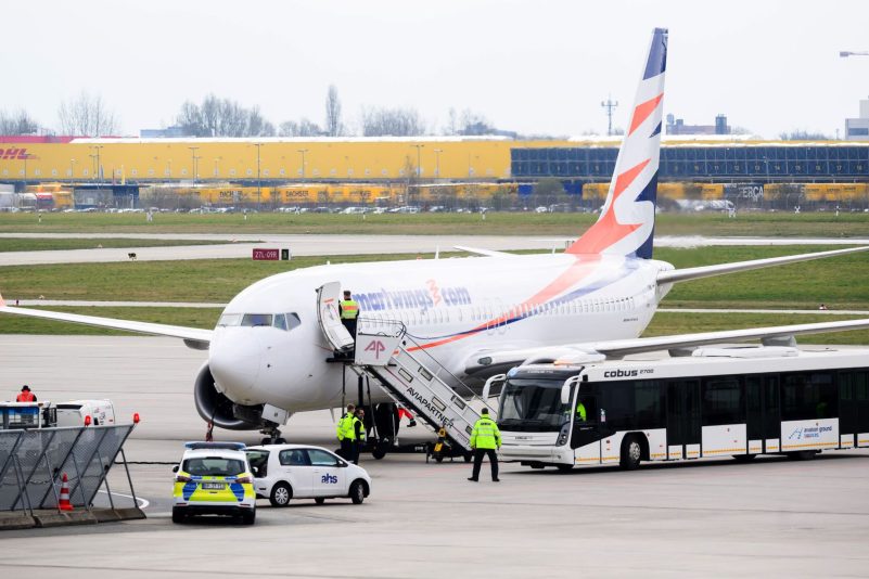 Ende März kamen 174 Afghaninnen und Afghanen mit einem Charterflug in Hannover an. (Archivbild)