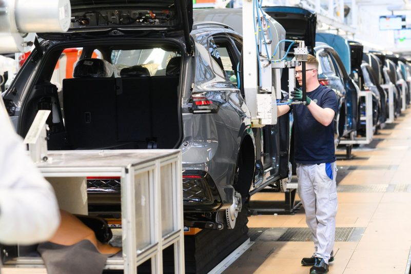 Autoproduktion in Wolfsburg: Wegen hoher Nachfrage nach den hier gebauten Verbrenner setzt VW nun Sonderschichten an. (Archivfoto)
