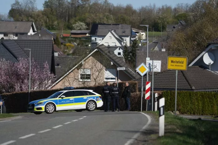 Drei Menschen sind in dem kleinen Ort Weitefeld im Westerwald tot aufgefunden worden.