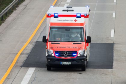 Frau verletzt 17-Jährigen mit Messer in Bibliothek