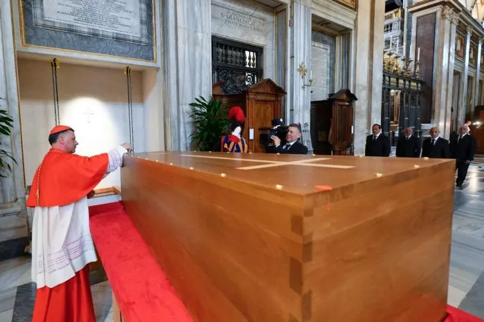 Der Sarg von Papst Franziskus steht nun in der Basilika Santa Maria Maggiore.