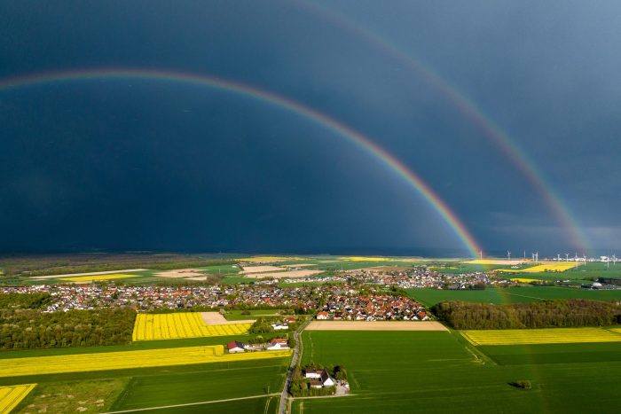 Gleich doppelt: Regenbogen über Büren-Steinhausen im Kreis Paderborn