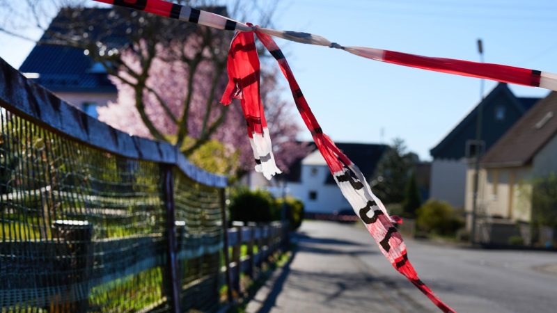 Am Tag nach der Tat laufen die Ermittlungen vor Ort weiter - ein 61-Jähriger steht unter dringendem Tatverdacht.