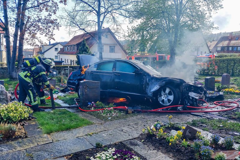 Mehrere Gräber wurden auf einem Friedhof in Gerlingen bei Stuttgart verwüstet.