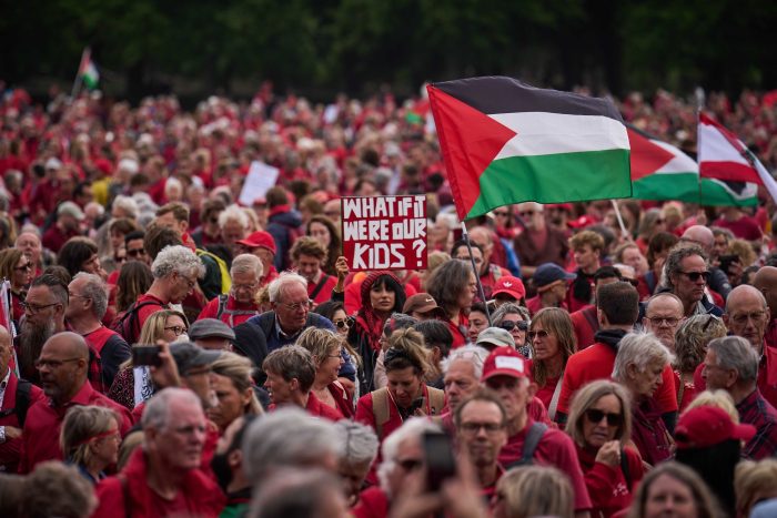 Zehntausende Niederländer verlangen von ihrer Regierung einen schärferen Kurs gegenüber Israel.