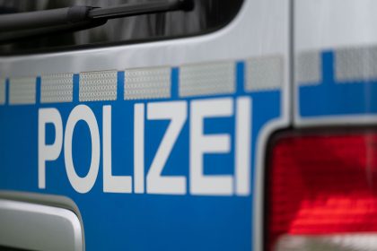 Unbekannte setzen Reifen in Brand und beschmieren Bundeswehrgebäude