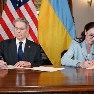 USA und Ukraine unterzeichnen Rohstoffdeal – Kreml sieht kein schnelles Kriegsende