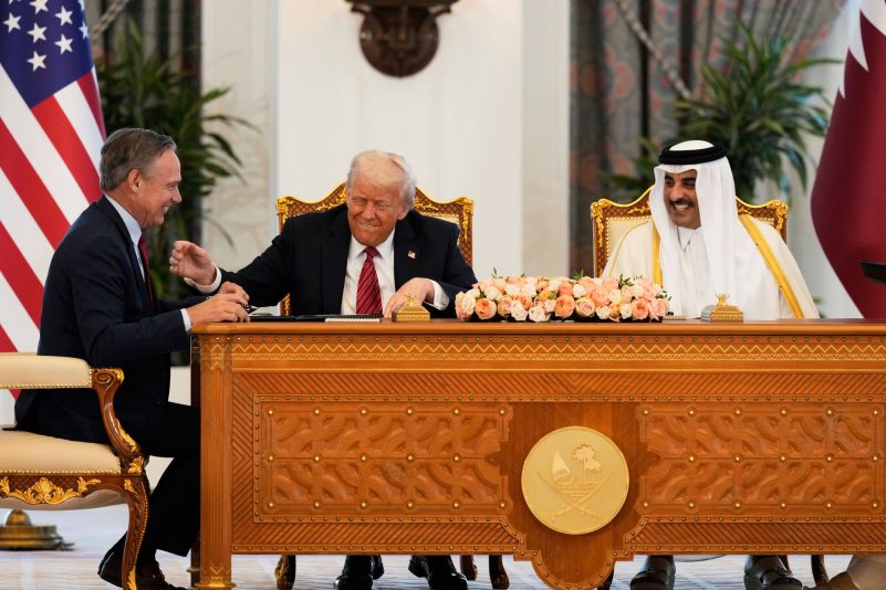 Boeing-Chef Kelly Ortberg unterzeichnete die Vereinbarung im Beisein von US-Präsident Donald Trump.