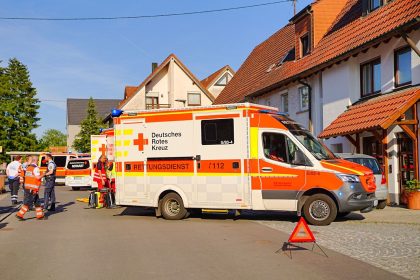 Auto kollidiert mit Fußgängern – zwei Schwerverletzte