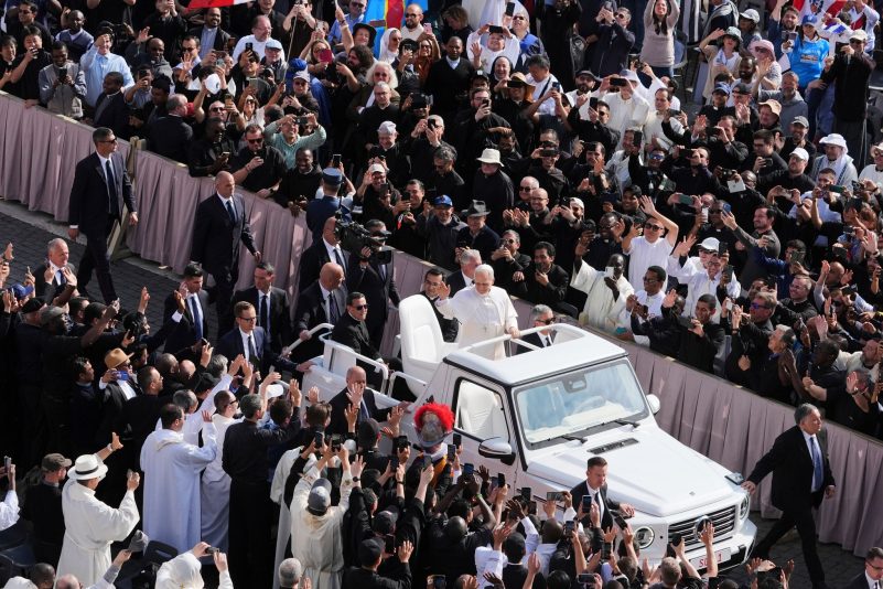 In seinem Papamobil unterwegs: Der neue Papst in Rom.