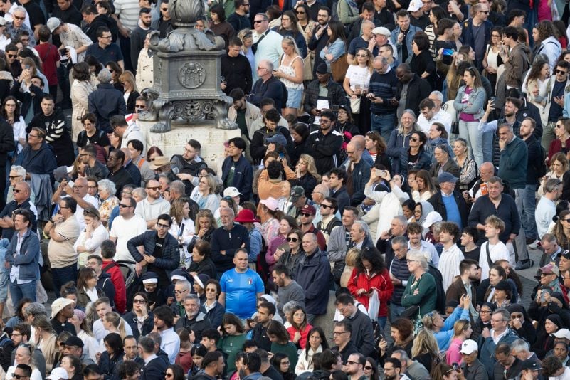 Neuer-Papst-gew-hlt-wei-er-Rauch-ber-dem-Vatikan