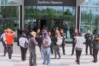 Anti-Israel-Demonstranten blockieren Eingangsbereich der „Frankfurter Allgemeinen“