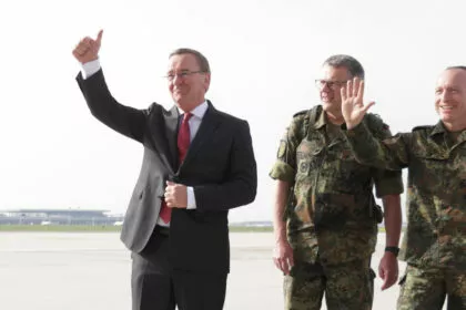 Merz und Pistorius in Litauen: Militärische Ehren und Übergabe der Truppenfahne