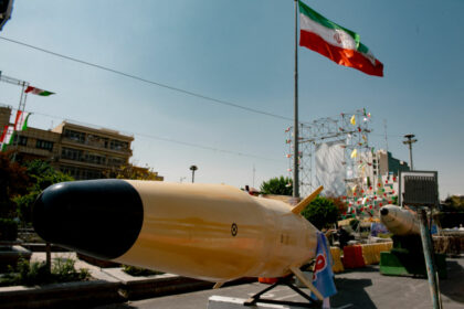 Iran stellt neue ballistische Rakete mit 1.200 Kilometern Reichweite zur Schau
