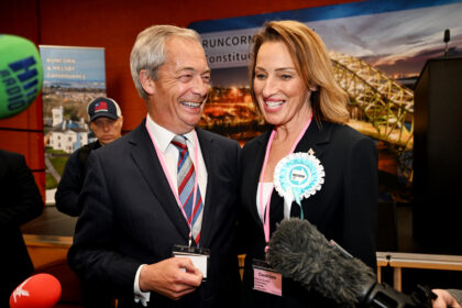 Konservative Briten gewinnen Sitz im Unterhaus und legen in Kommunen zu