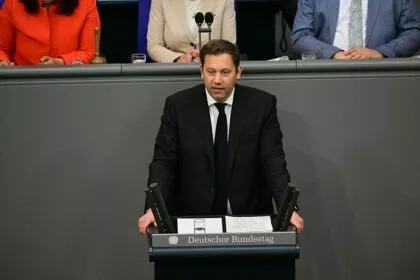 Klingbeil fordert für Haushalt von Ressorts Einsparungen – Kritik der Linkspartei