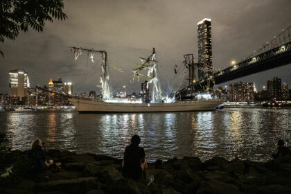 Mexikanisches Marineschiff kollidiert mit Brooklyn Bridge – 2 Tote und 19 Verletzte