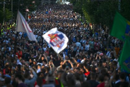 Tausende Menschen demonstrieren erneut in Serbiens Hauptstadt für Neuwahlen