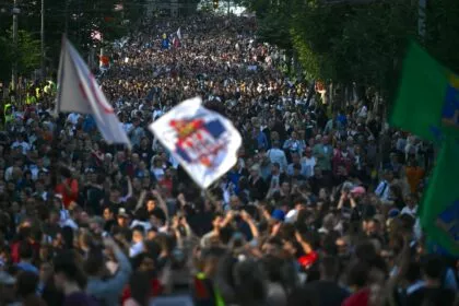 Tausende Menschen demonstrieren erneut in Serbiens Hauptstadt für Neuwahlen
