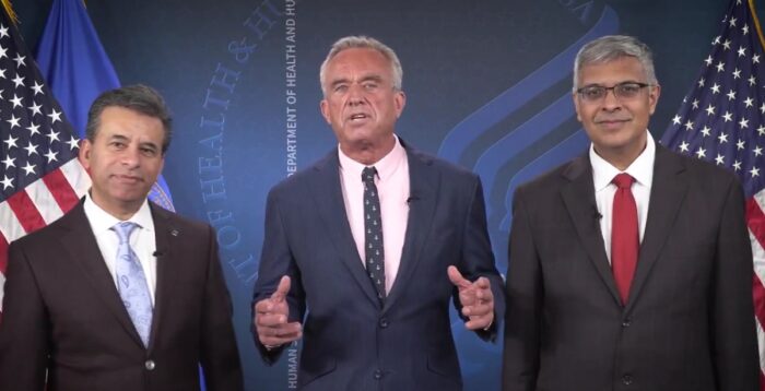 Von links: FDA-Commissioner Dr. Marty Makary, HHS-Secretary Robert F. Kennedy Jr. und Dr. Jay Bhattacharya (NIH) verkünden die Streichung der COVID-19-Impfstoffe für gesunde Kinder und gesunde Schwangere aus dem empfohlenen Impfplan der CDC. Foto: Bildschirmfoto/X/Secretary Kennedy