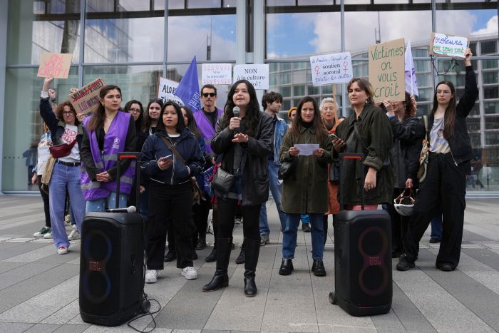 Vor dem Gerichtsgebäude protestierten Frauen. (Archivbild)