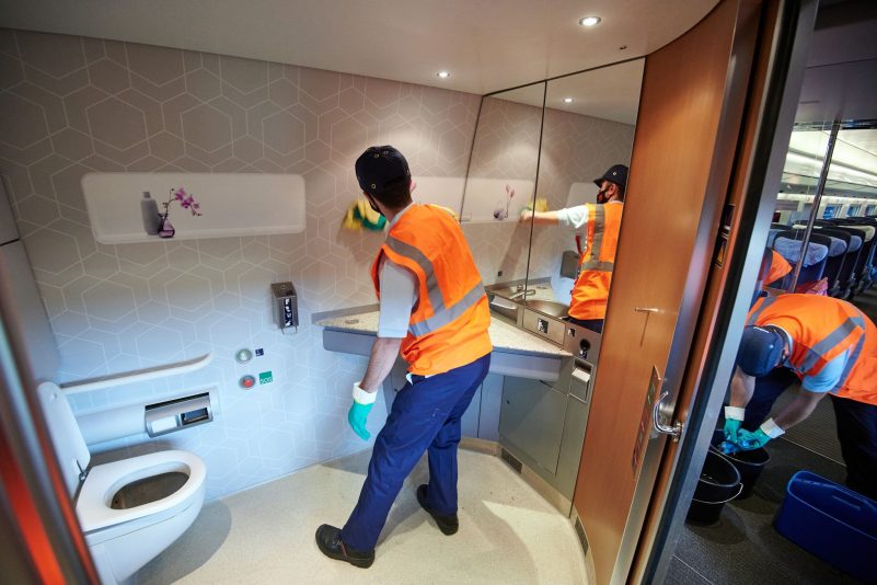 Fahrgäste von dreckigen Zügen und wenigen Toiletten genervt