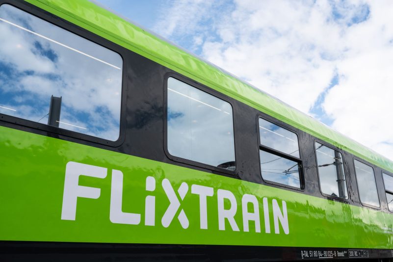 Seit 2017 ist Flixtrain einer der wenigen Konkurrenten der Deutschen Bahn im Fernverkehr. (Archivbild)