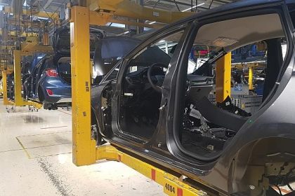 Wachstum im März: Industrieaufträge ziehen leicht an