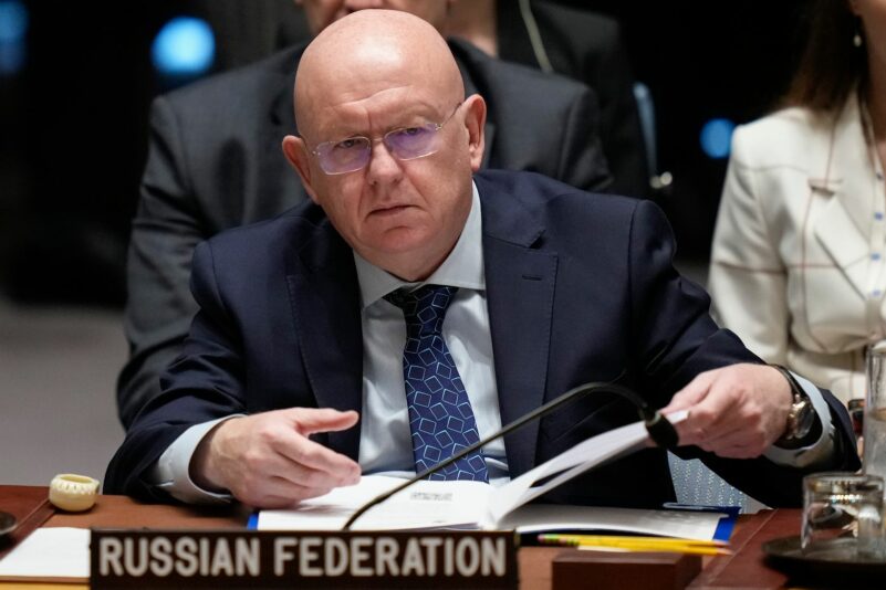 Der russische UN-Botschafter Wassili Nebensja erklärt bei einer Sitzung des Sicherheitsrates der Vereinten Nationen Moskaus Bereitschaft zu einer möglichen Waffenruhe. (Archivbild)