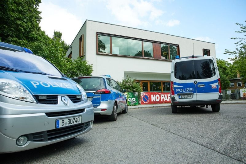 Messerattacke in Berliner Schule: Polizei startet Öffentlichkeitsfahndung nach 13-jährigem Tatverdächtigen mit Fotos