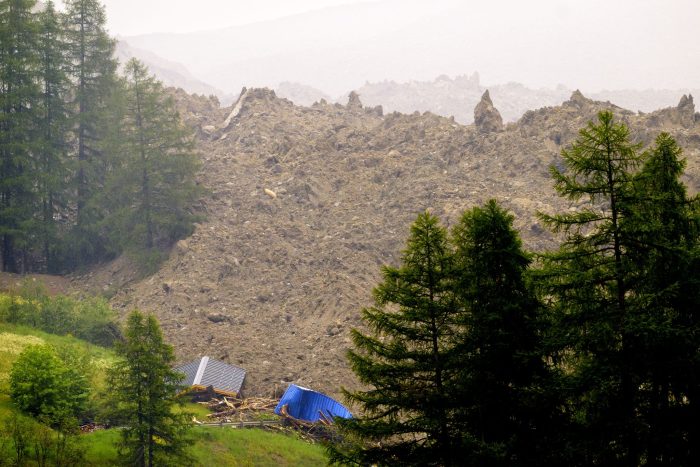 Eine große Lawine erreicht den Talboden in Wiler, nachdem der Birchgletscher oberhalb von Blatten, Schweiz, abgebrochen ist.