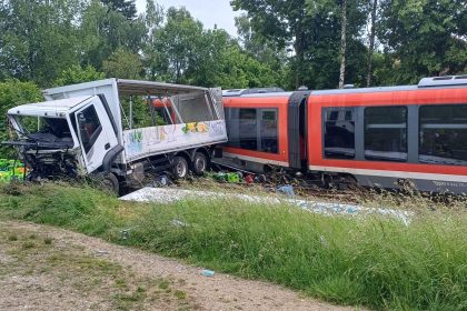 Niederbayern: Zug stößt mit Lkw zusammen – mehrere Verletzte