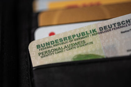 Mehr als 240.000 Ausländer erhielten 2024 einen deutschen Pass
