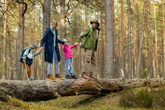 Kinder lernen durch Beobachten und Nachahmen ihrer Eltern