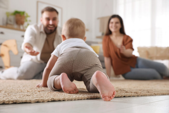 Babys nehmen beim Krabbeln mit Plastik-versehenen Staub auf